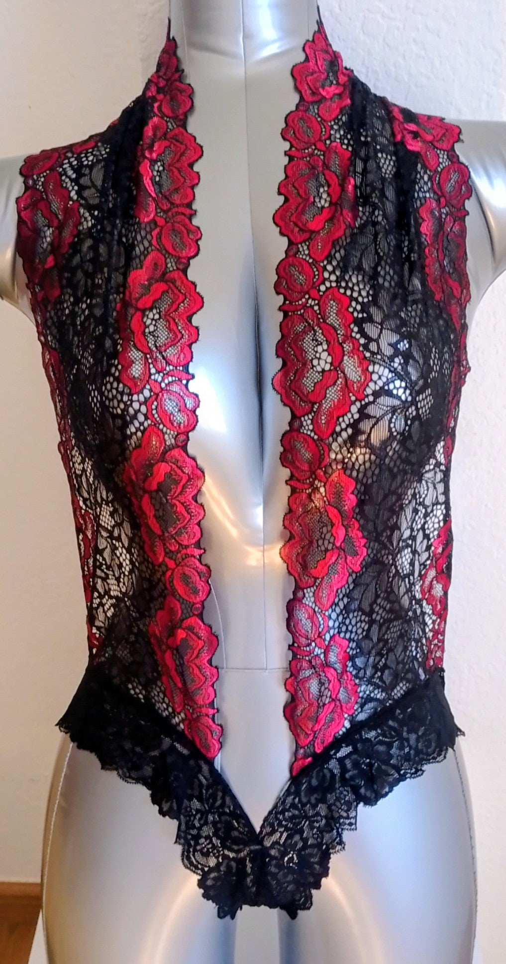 Body bicolore rouge et noir dentelle avec fente — Taille XL