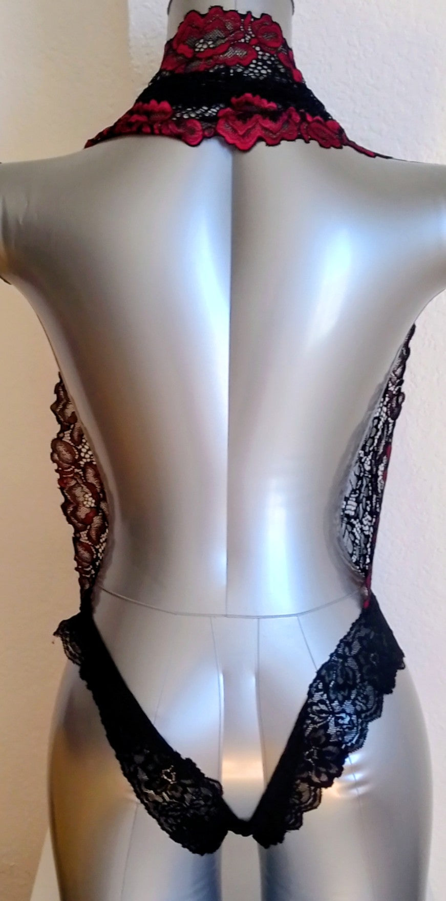 Body bicolore rouge et noir dentelle avec fente — Taille XL