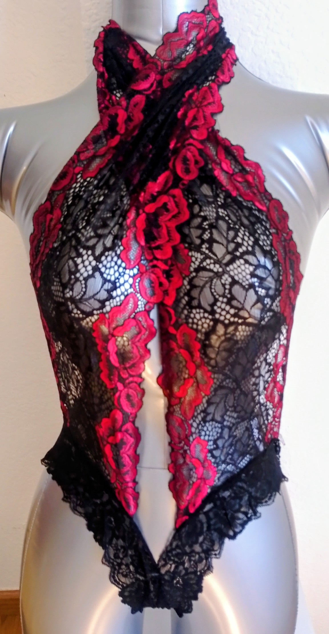 Body bicolore rouge et noir dentelle avec fente — Taille XL