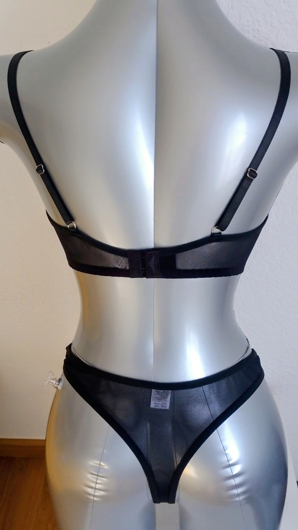Ensemble lingerie fantaisie maille noire et dorée