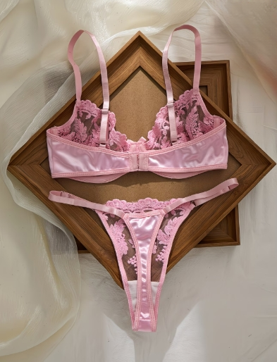 Ensemble de lingerie brodé. Taille XXL