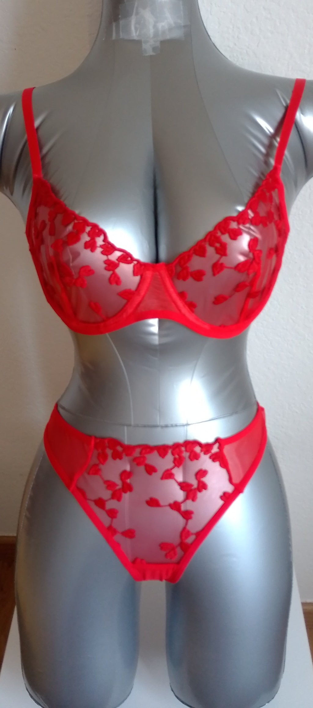 Ensemble Lingerie Rouge avec broderie coeur. Taille S
