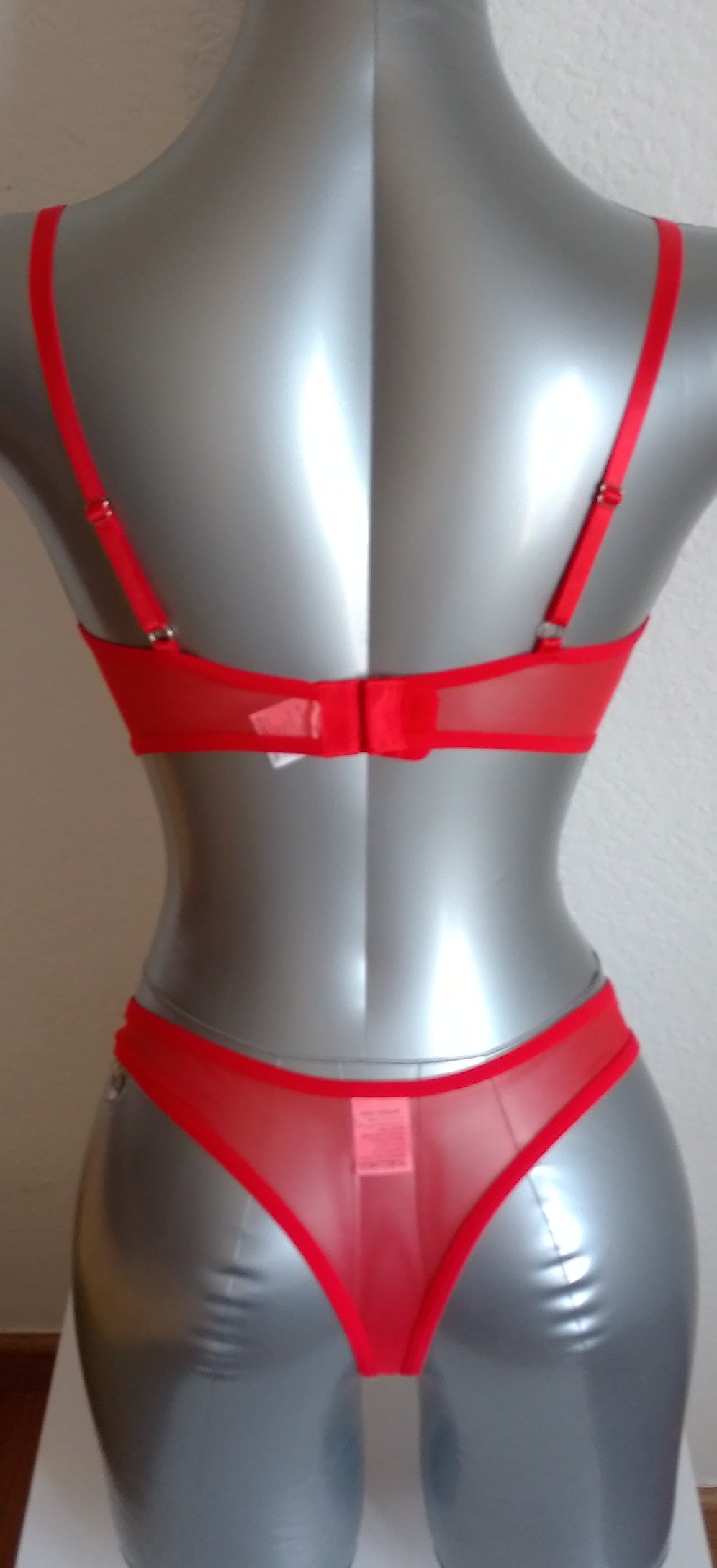 Ensemble Lingerie Rouge avec broderie coeur. Taille S