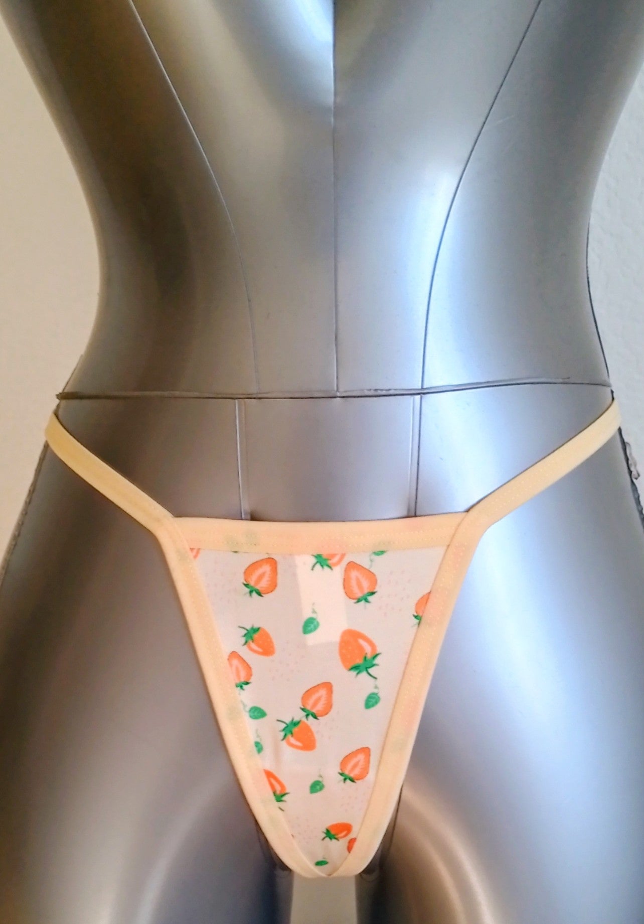 5 strings en couleurs mélangées avec imprimé fruits. Taille M