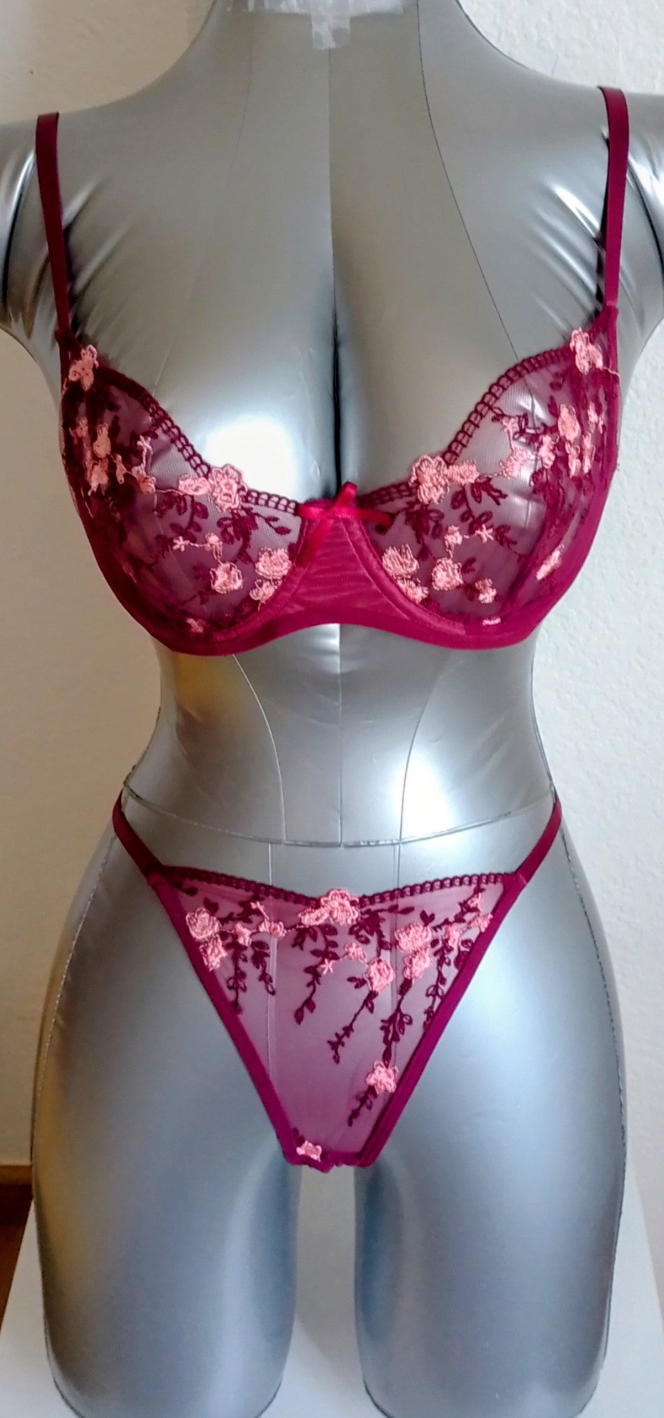 Ensemble de lingerie rouge vin. Taille S