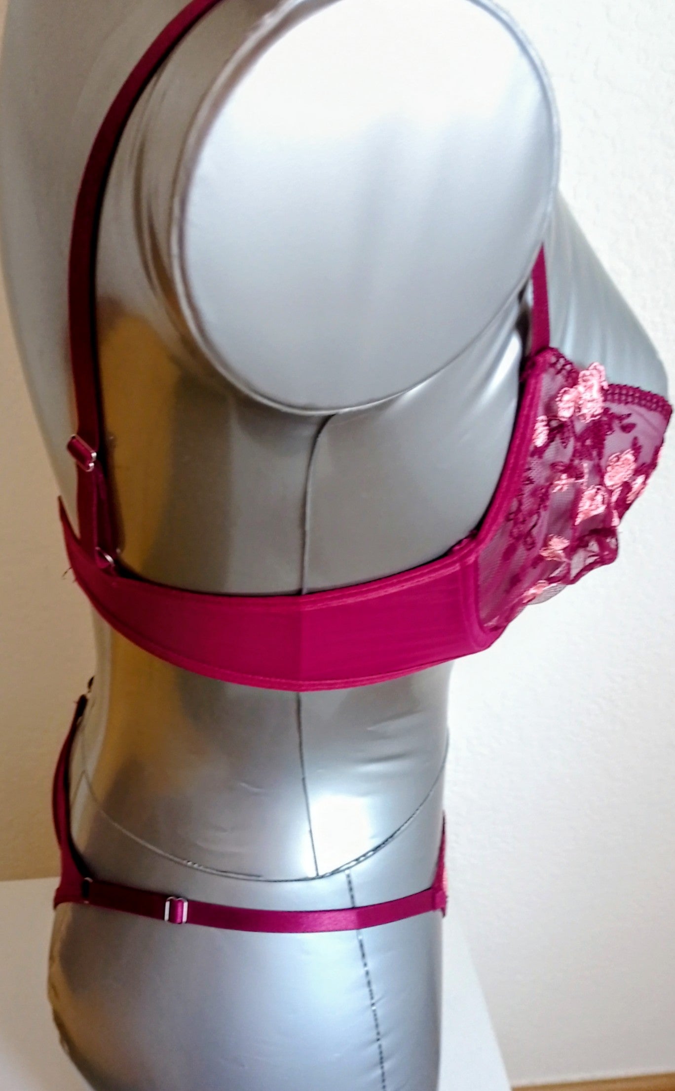 Ensemble de lingerie rouge vin. Taille S