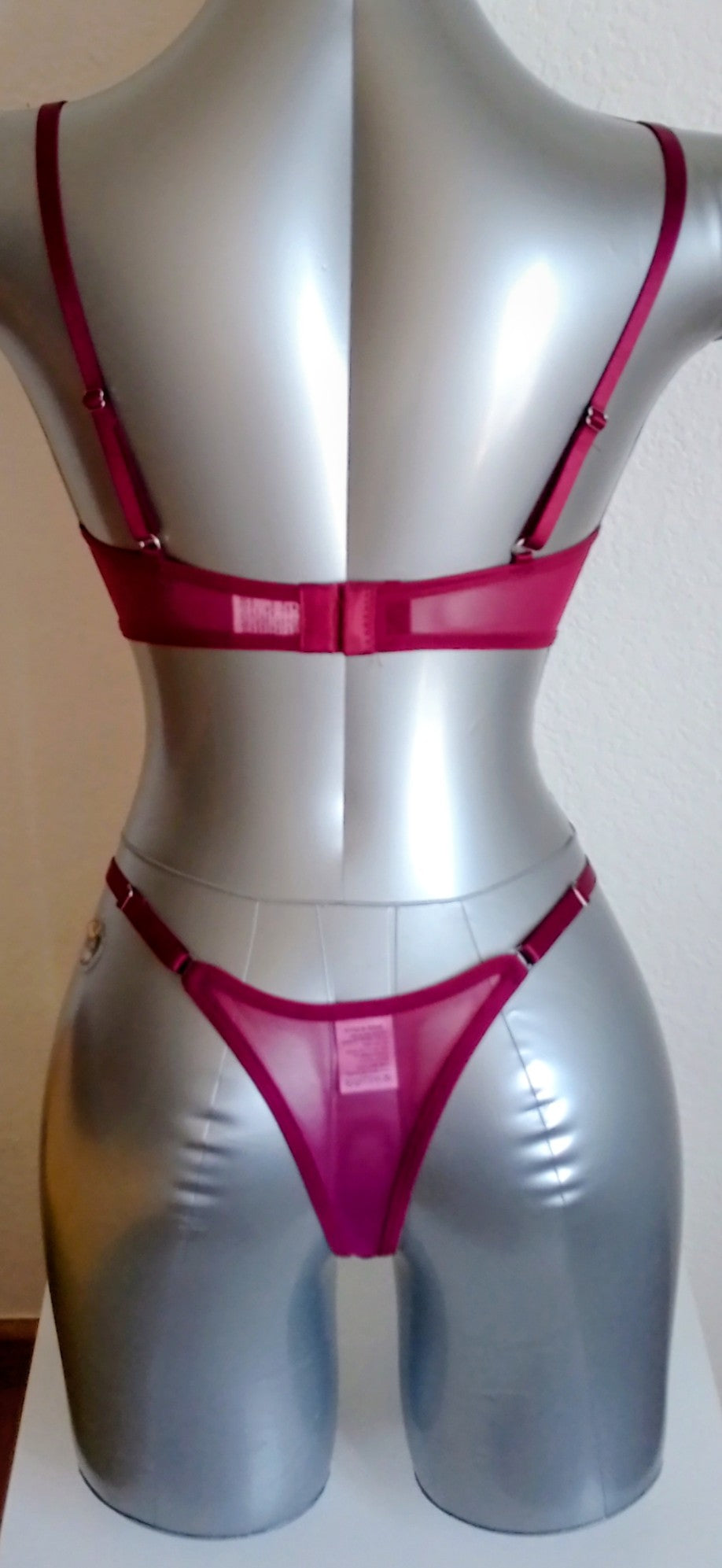 Ensemble de lingerie rouge vin. Taille S